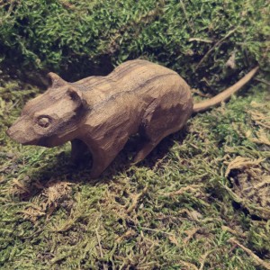 GRYZON.JE drewniana figurka szczura 