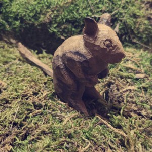 GRYZON.JE drewniana figurka koszatniczki